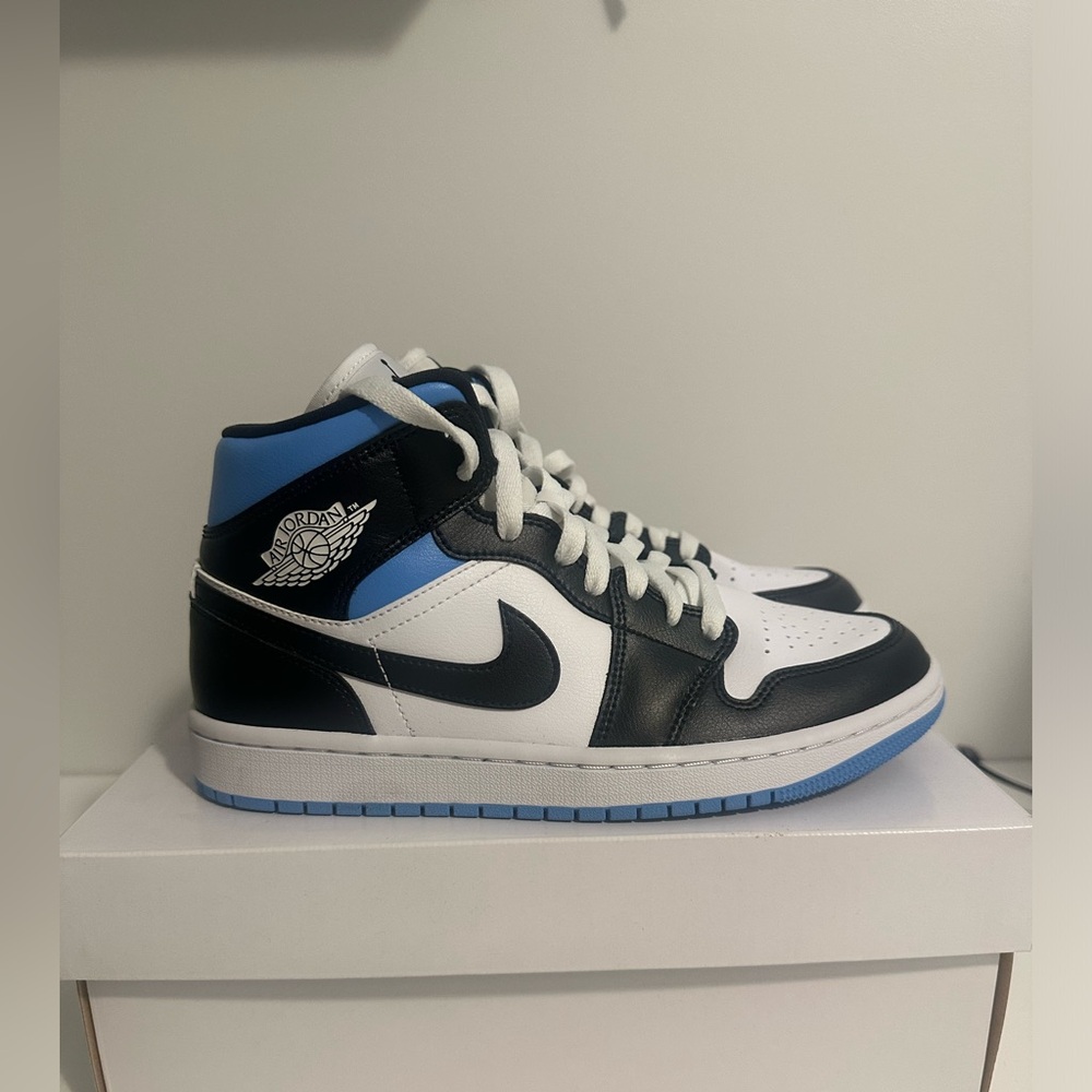 Women's Air Jordan 1 Mid University Black/White 
Size 8 Women’s 
100% Authentic